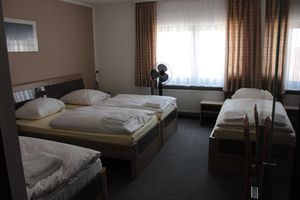 Airport-Hotel Zum Taubengrund Kelsterbach Habitación foto