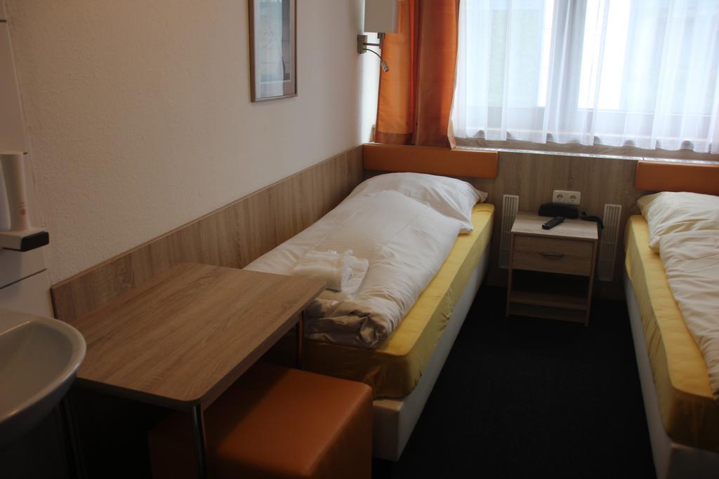 Airport-Hotel Zum Taubengrund Kelsterbach Exterior foto