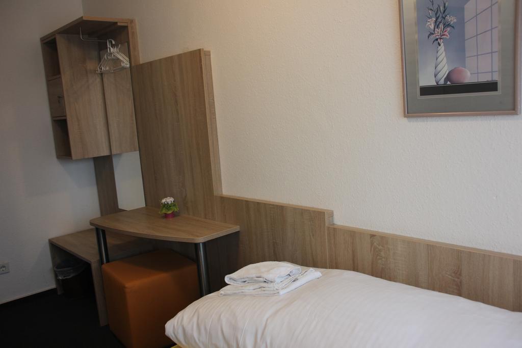Airport-Hotel Zum Taubengrund Kelsterbach Exterior foto